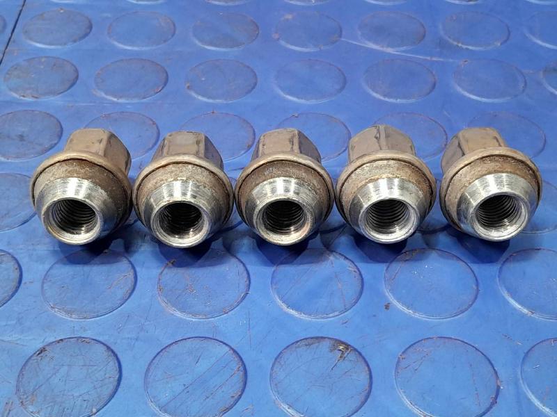 2008 Pontiac Solstice Lug Nuts