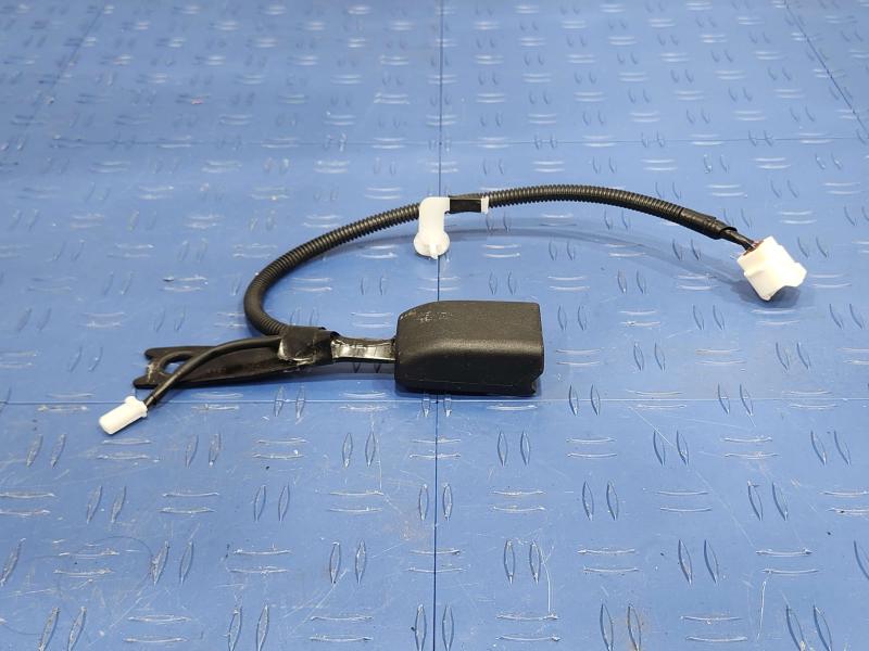 2013 Toyota Yaris Front Seat Belt