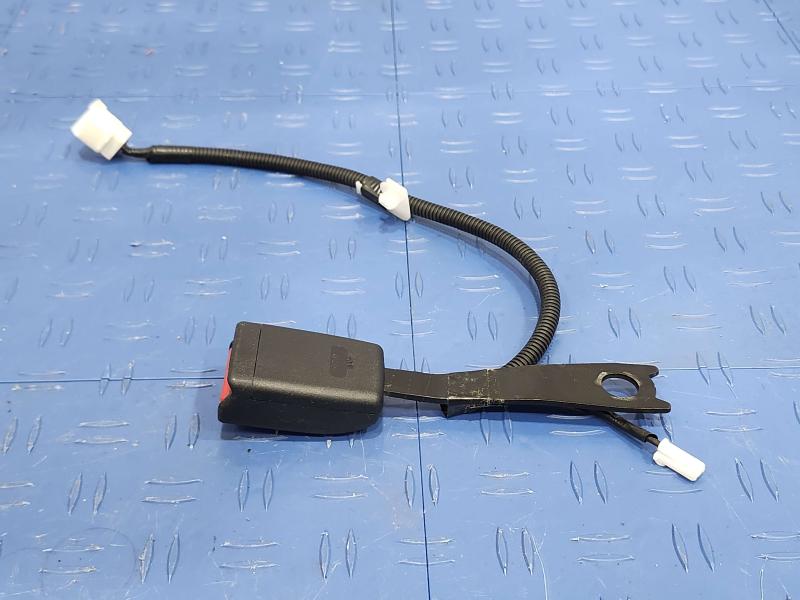 2013 Toyota Yaris Front Seat Belt