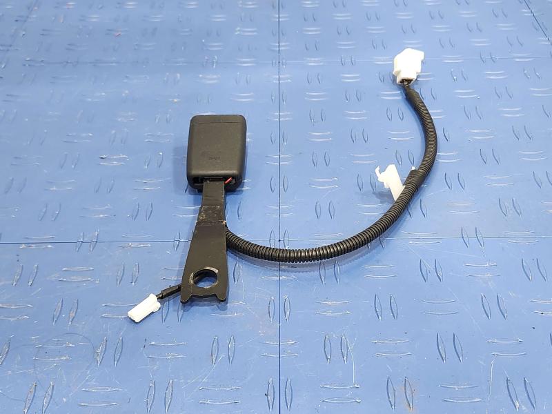 2013 Toyota Yaris Front Seat Belt