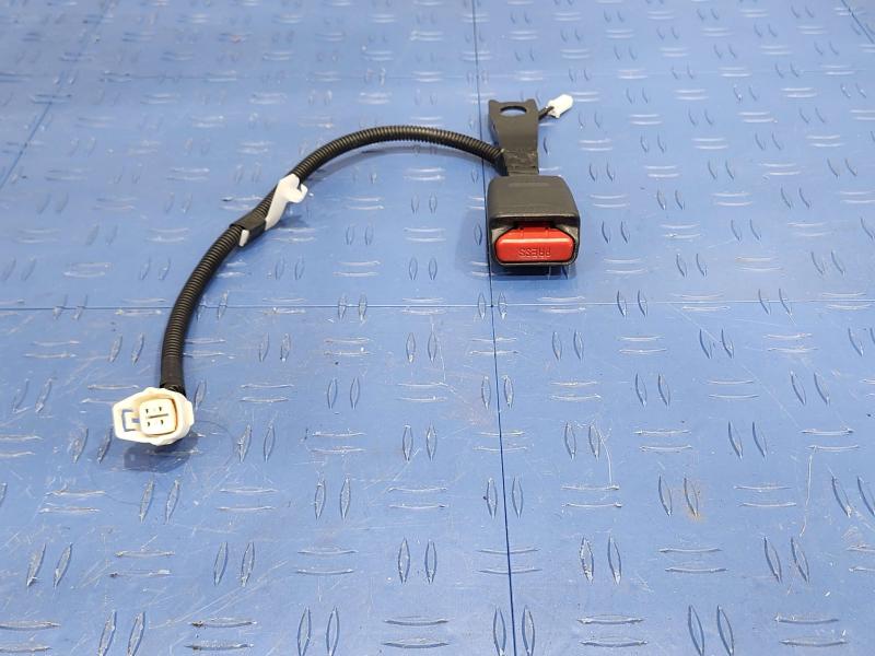 2013 Toyota Yaris Front Seat Belt