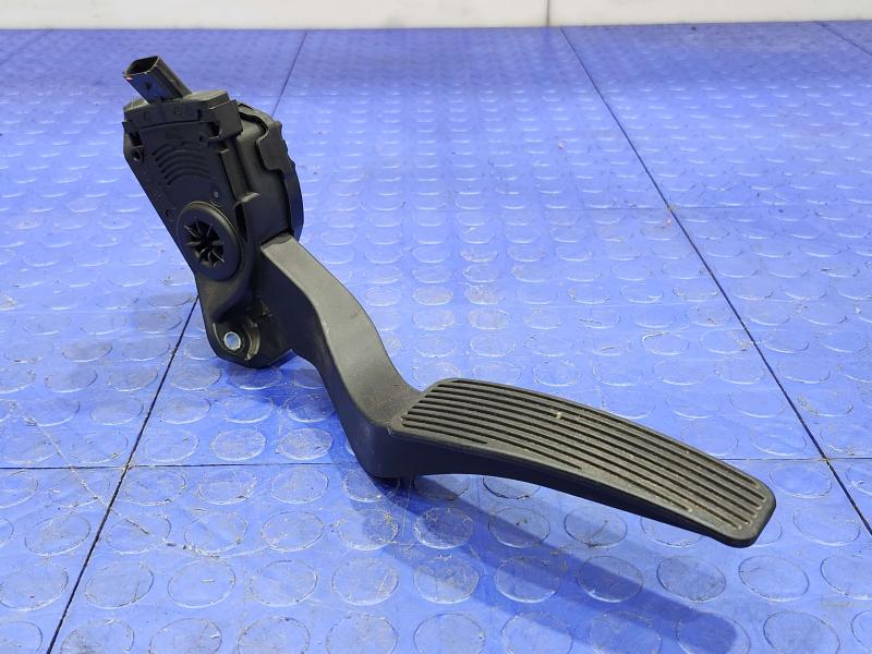 2013 Chrysler 300 Pedal Assembly