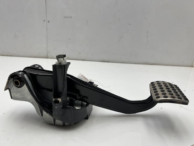 2010 2011 2012 2013 Mercedes E Class W212 Brake Pedal Assembly OEM 2042902101