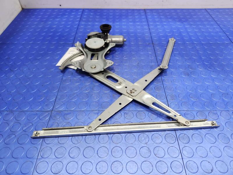 2013 Toyota Prius Front Door Regulator