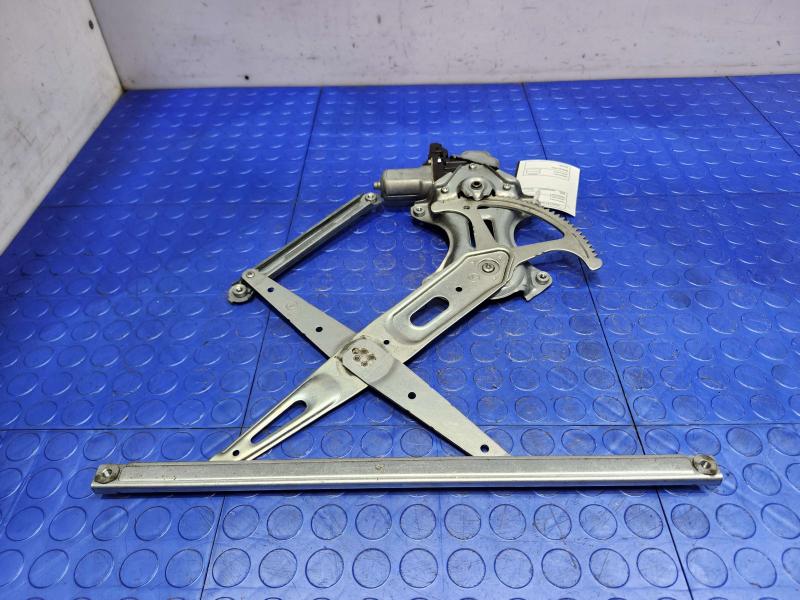 2013 Toyota Prius Front Door Regulator