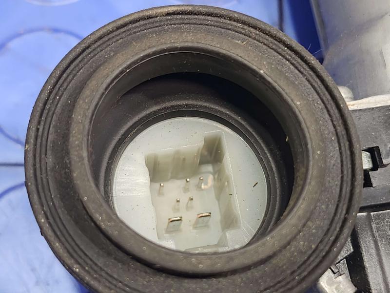 2013 Toyota Prius Front Door Regulator