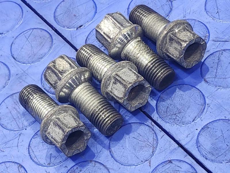 2015 Volkswagen Golf Lug Nuts