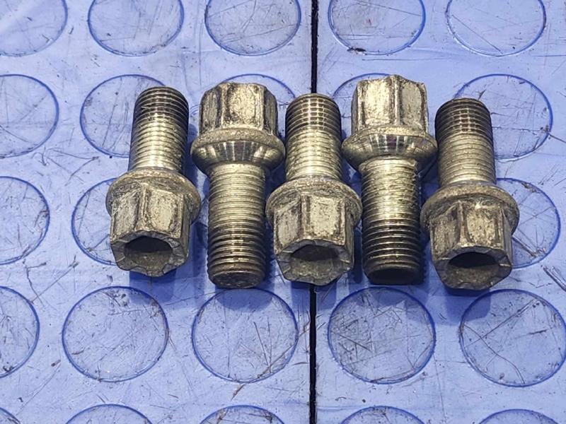2015 Volkswagen Golf Lug Nuts