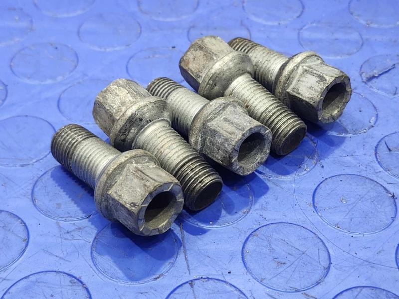 2014 Volkswagen Beetle Lug Nuts