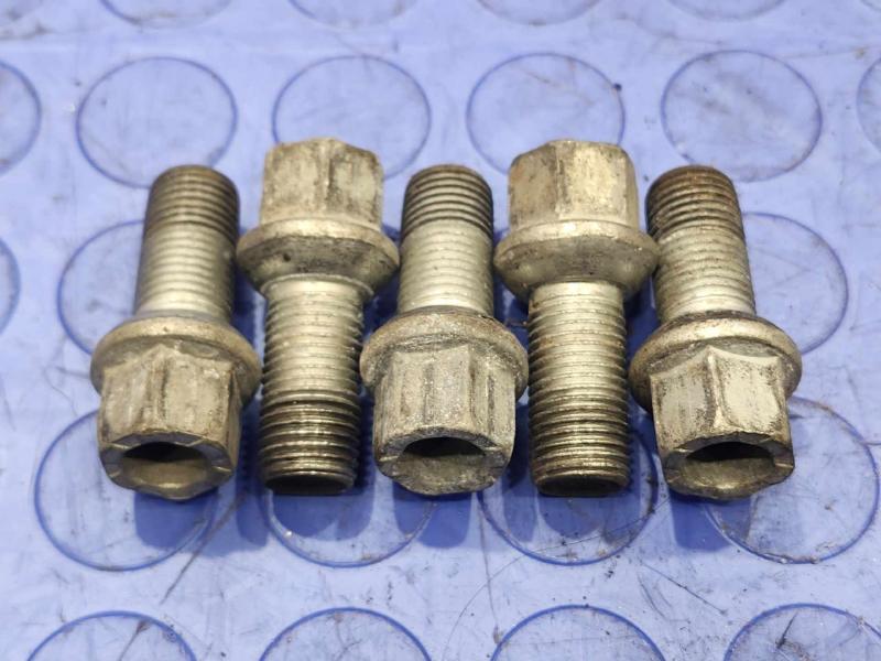 2014 Volkswagen Beetle Lug Nuts