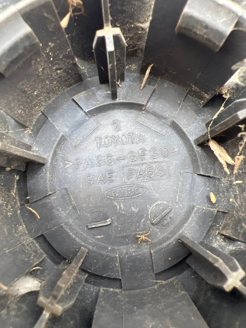 1997 Toyota RAV4 Center Cap