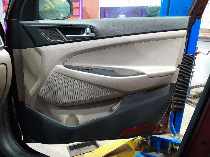 2016 Hyundai Tucson Front Door Trim Panel