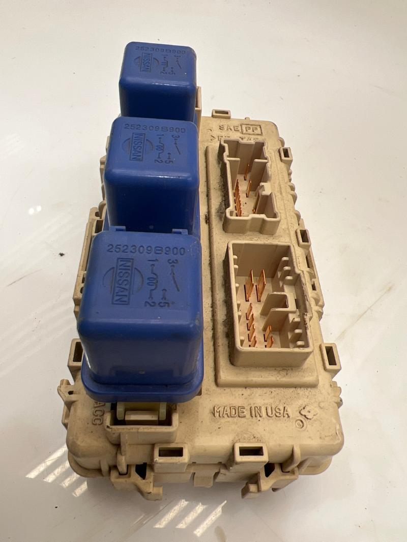 2001 Nissan Xterra Cabin Fuse Box Junction Relay Block OEM