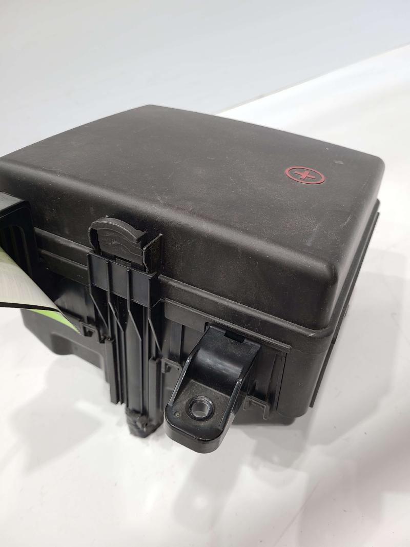 2015 Genesis Genesis Engine Fuse Box