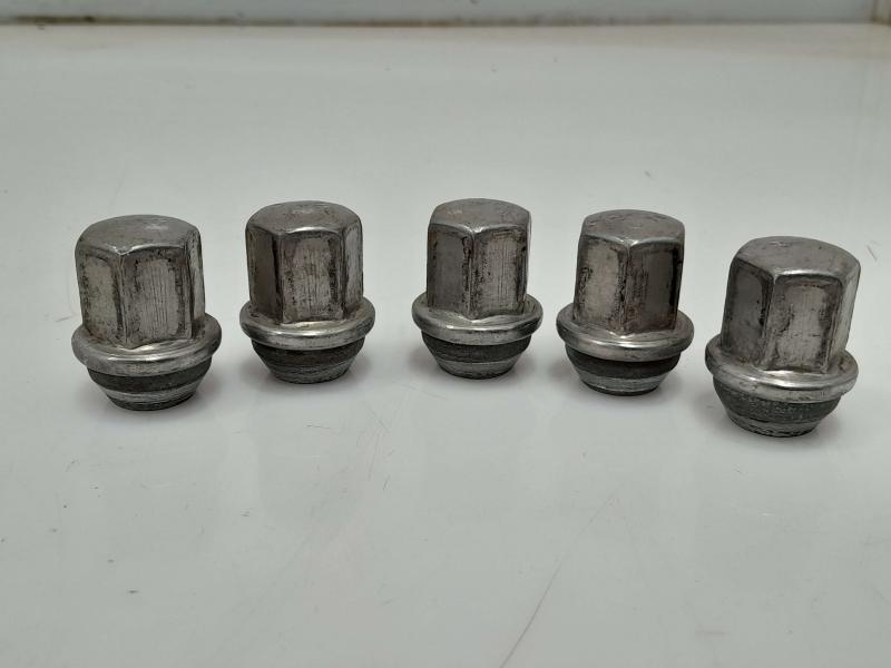 2011 Jeep Grand Cherokee Lug Nuts