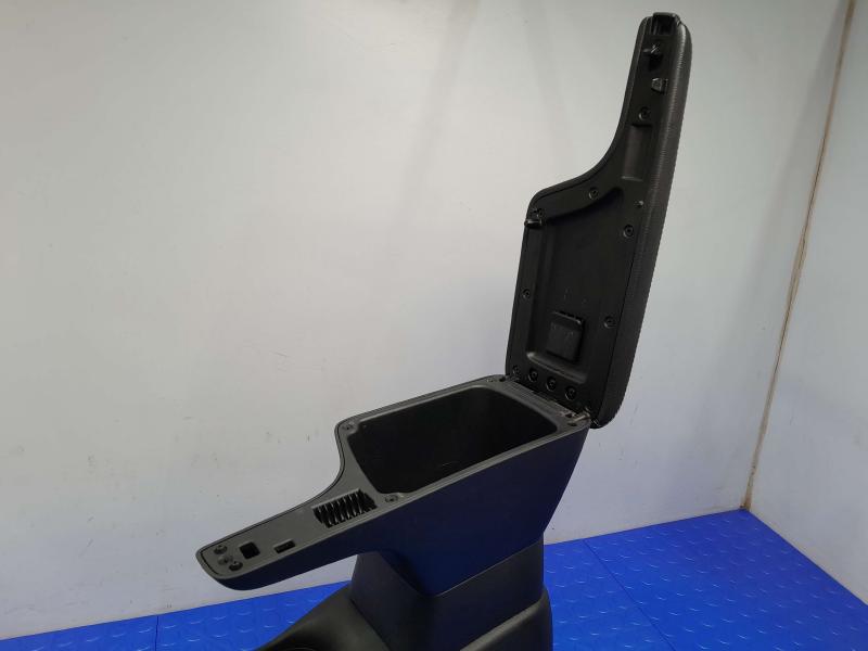 2021 Nissan Versa Front Console