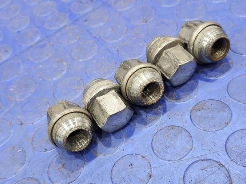 2013 Chrysler 300 Lug Nuts