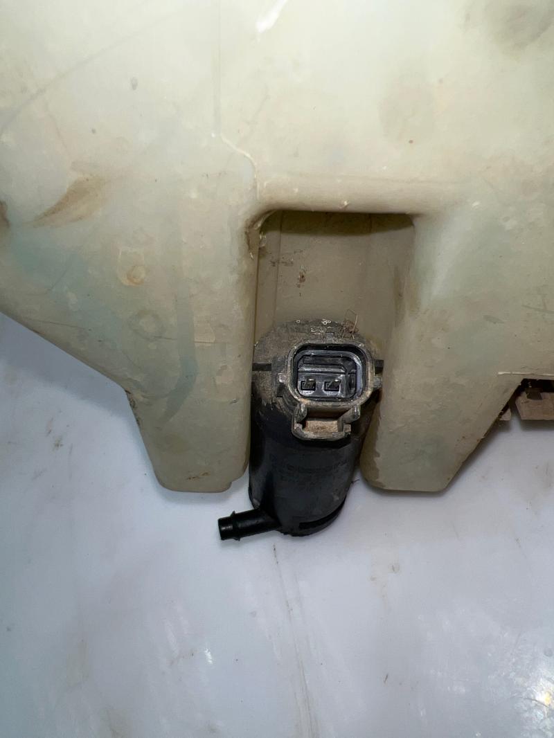 1998 - 2006 Ford F150 Windshield Washer Fluid Reservoir OEM 7L3Z17618A