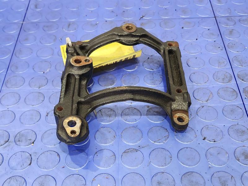 2014 Toyota RAV4 A/C Compressor Bracket