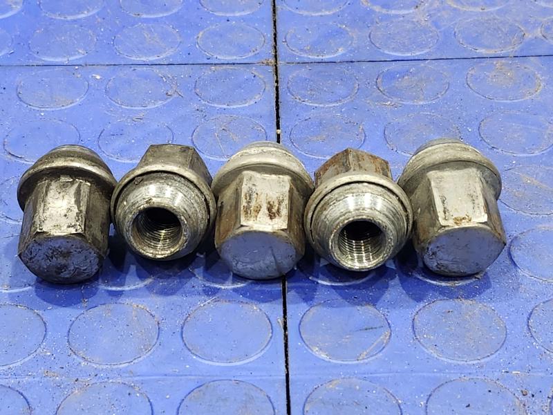 2012 Jeep Grand Cherokee Lug Nuts