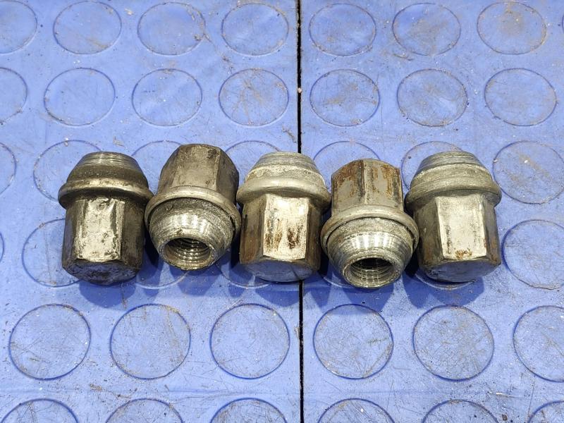 2012 Jeep Grand Cherokee Lug Nuts