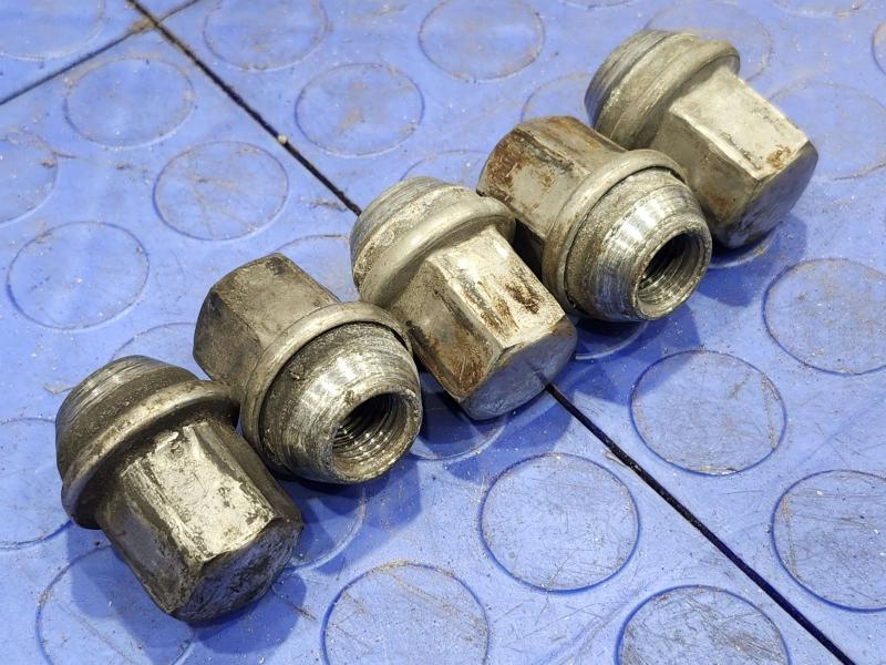 2012 Jeep Grand Cherokee Lug Nuts