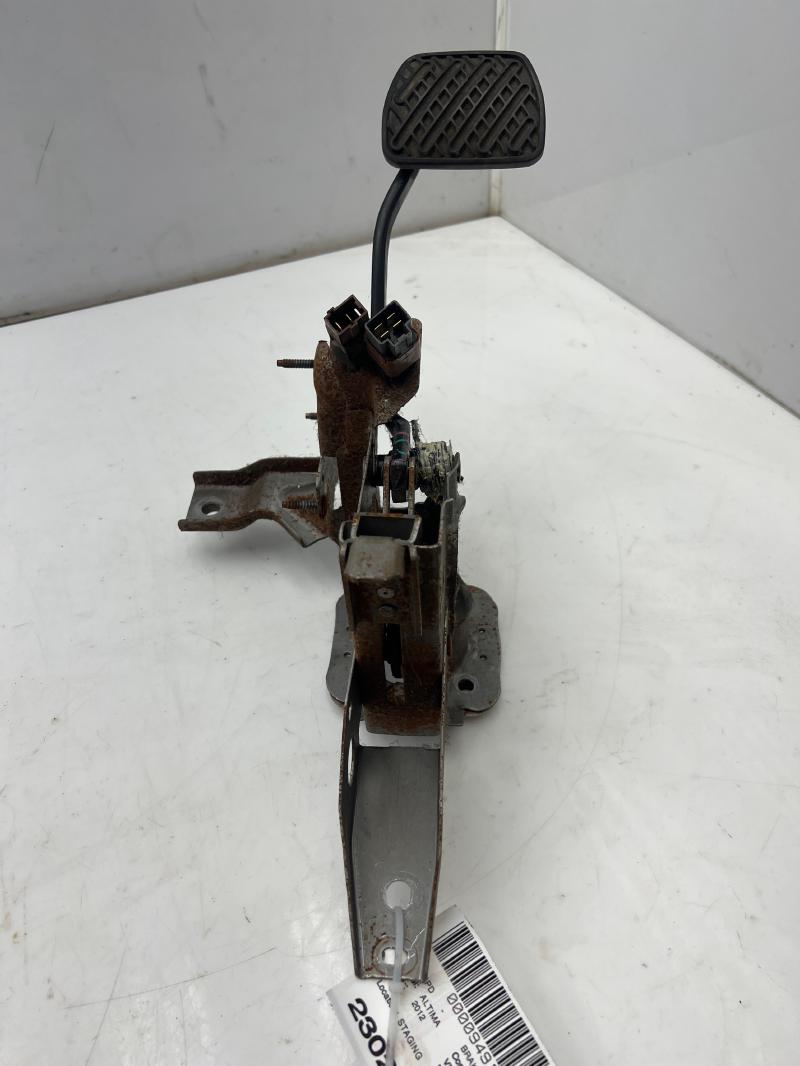 2007 - 2012 Nissan Altima Brake Pedal Assembly w/ Bracket OEM 46501-JA015
