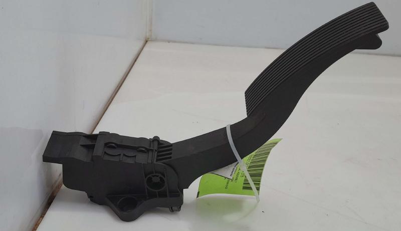 2014 - 2019 Mercedes Benz CLA250 C117 Accelerator Pedal Assembly OEM 2463001404