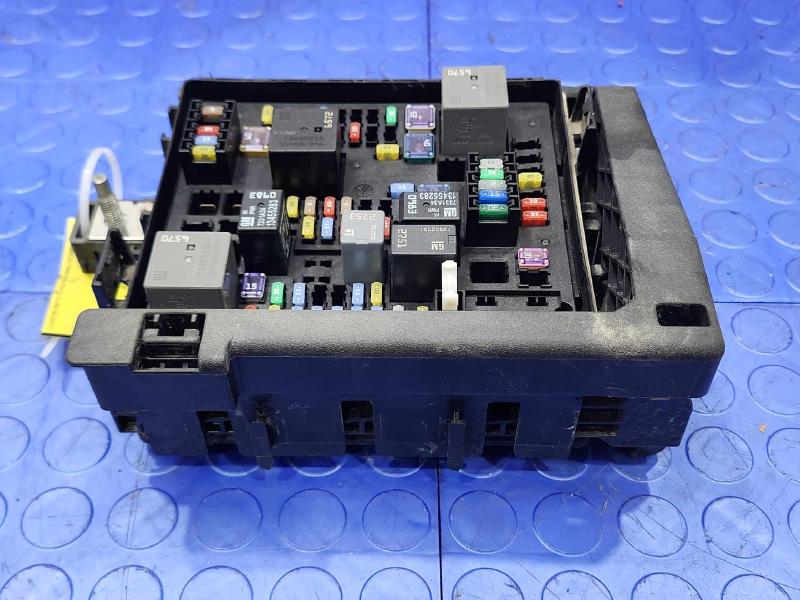 2018-2019 Cadillac XT5 Engine Fuse Box Relay Junction Block OEM 84155666