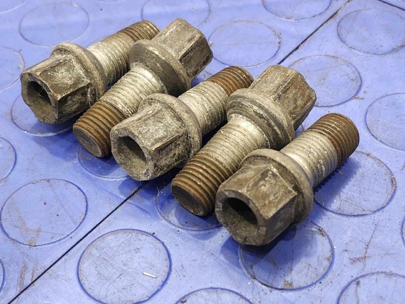 2013 Volkswagen Jetta Lug Nuts