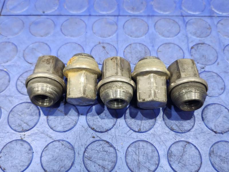 2014 Jeep Grand Cherokee Lug Nuts