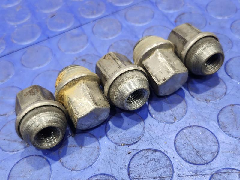 2014 Jeep Grand Cherokee Lug Nuts