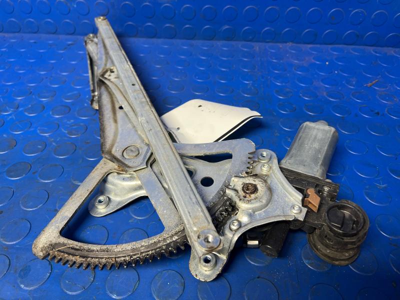 2006 Toyota Corolla Front Door Regulator