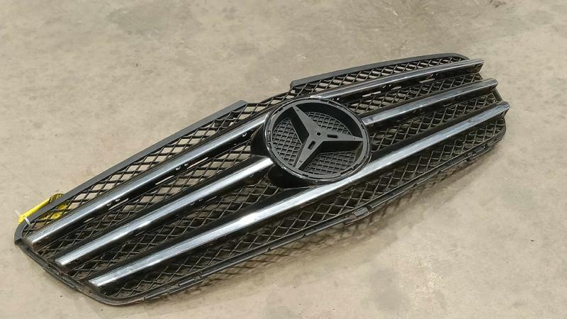 2012 Mercedes R-Class Grille