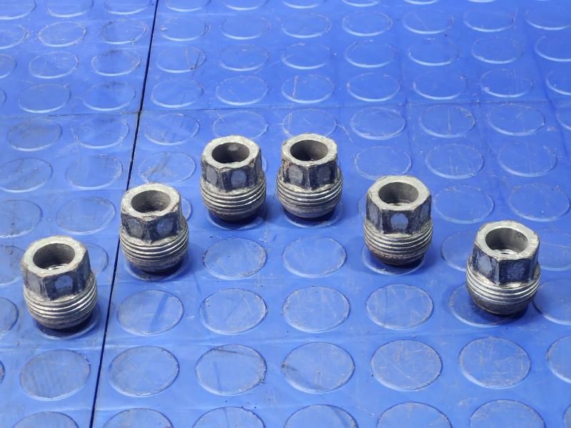 2016 Chevrolet Silverado 1500 Lug Nuts