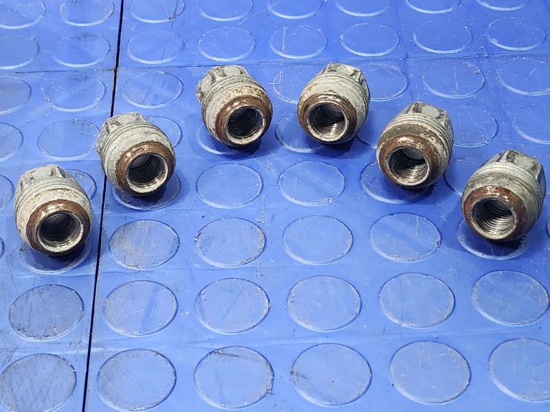 2016 Chevrolet Silverado 1500 Lug Nuts