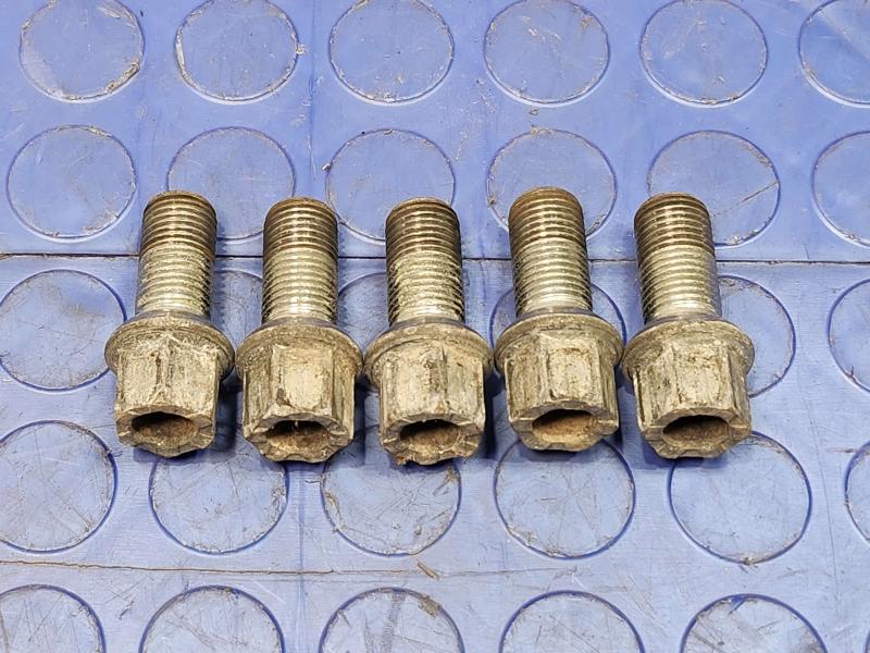2015 Volkswagen Beetle Lug Nuts