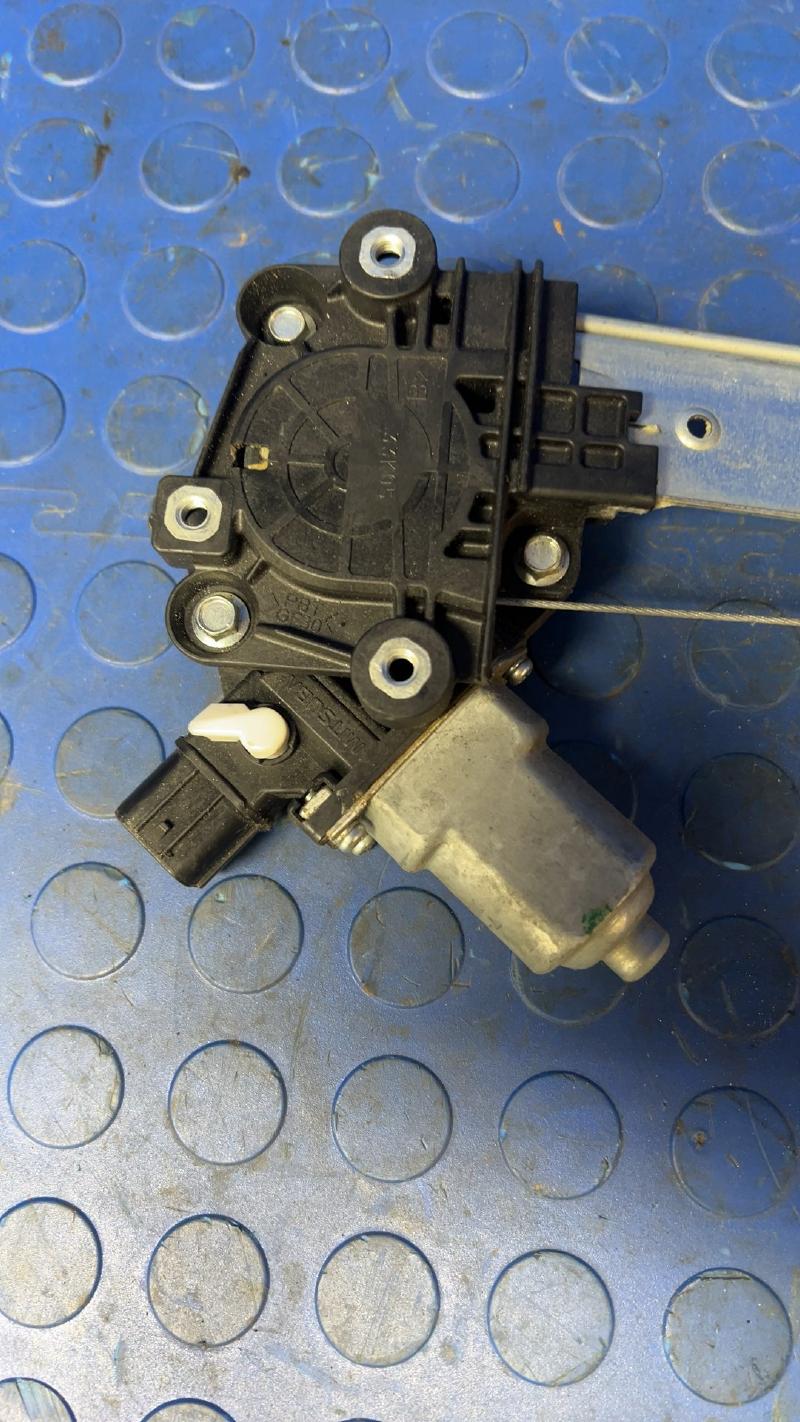 2014 Subaru Crosstrek Front Door Regulator