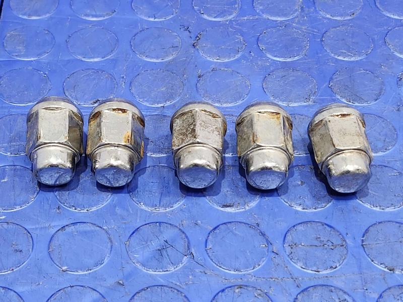 2010 Dodge Challenger Lug Nuts