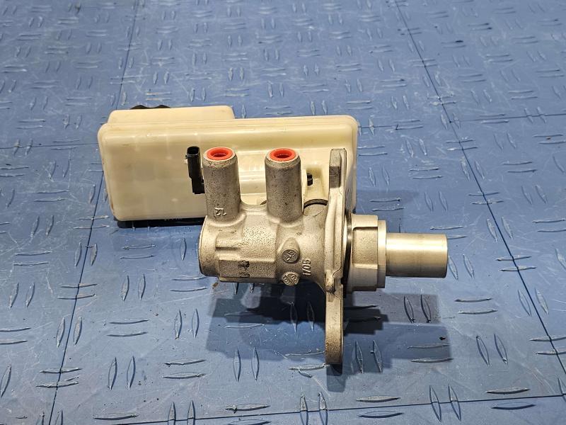 2017-2023 GMC Acadia OEM Brake Master Cylinder Assembly Genuine Part 84644599