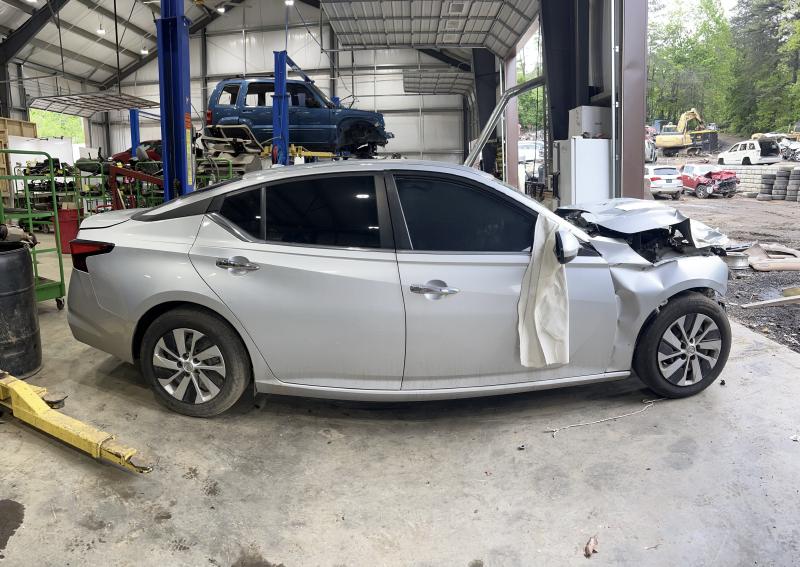 2020 Nissan Altima Back Glass/Window