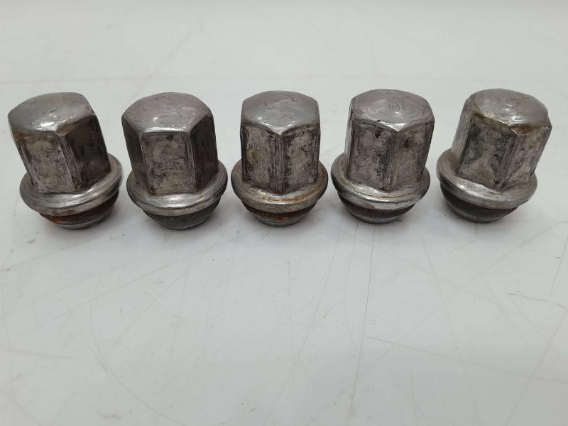 2011 Jeep Grand Cherokee Lug Nuts