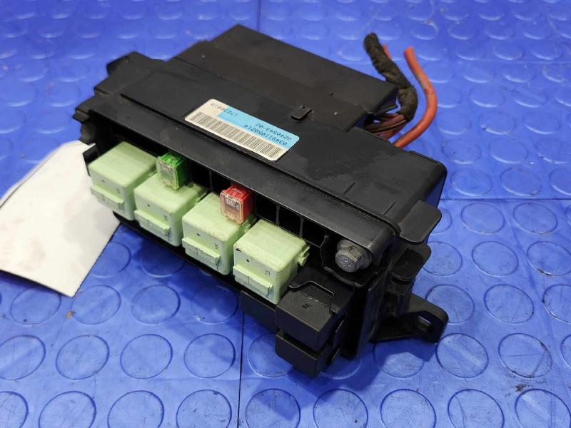 2014 MINI Cooper Countryman Engine Fuse Box
