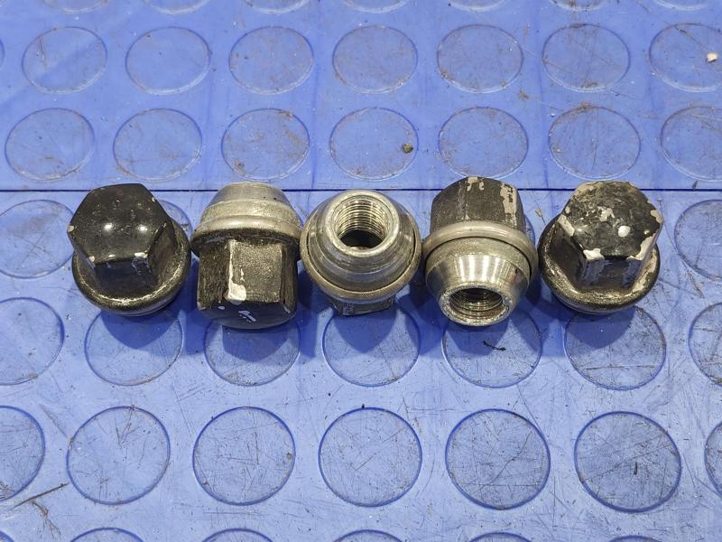 2016 Dodge Challenger Lug Nuts