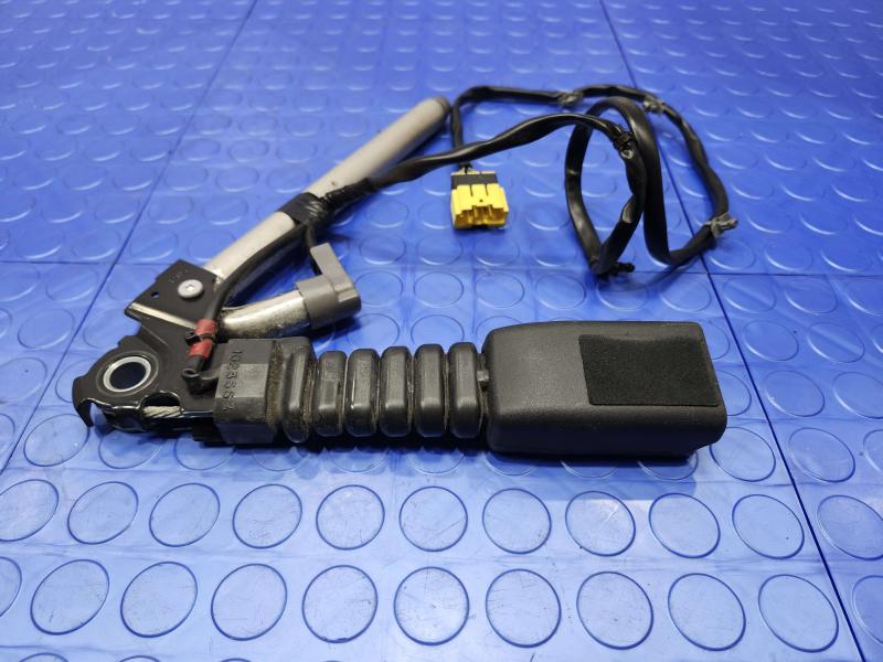 2011-2012 Infiniti QX56 Front Seat Belt Buckle Right Passenger Side Black OEM 868421LA0A