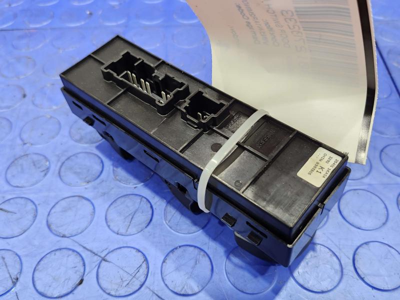 2013 Nissan Pathfinder Door Switch Front