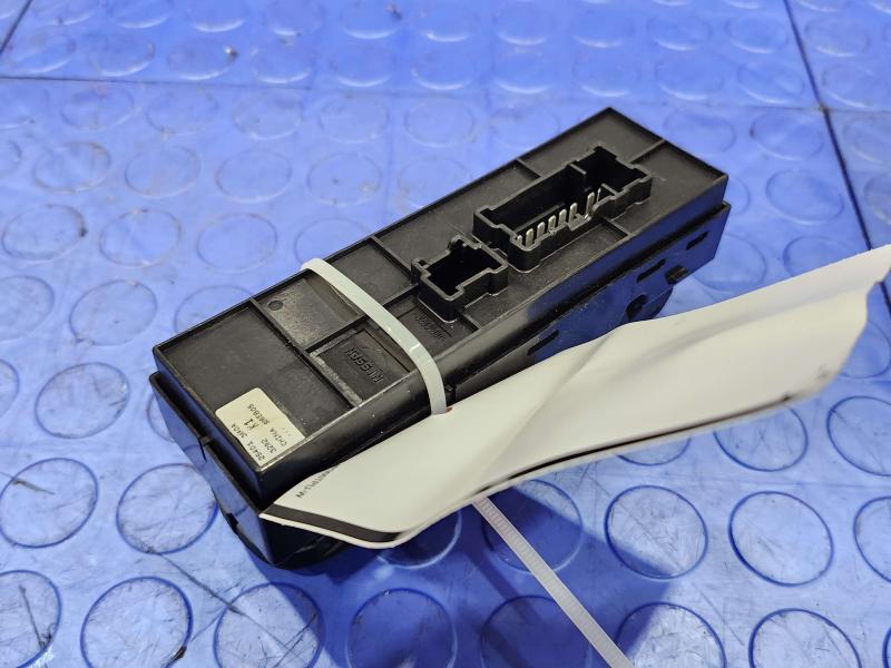 2013 Nissan Pathfinder Door Switch Front