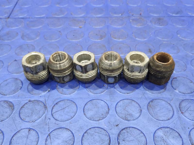 2010 Chevrolet Tahoe Lug Nuts