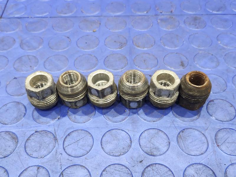 2010 Chevrolet Tahoe Lug Nuts