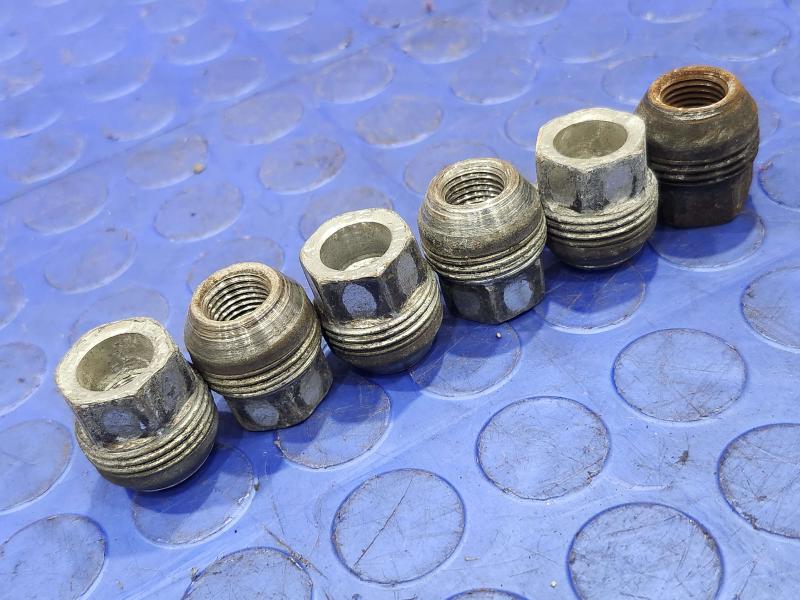 2010 Chevrolet Tahoe Lug Nuts